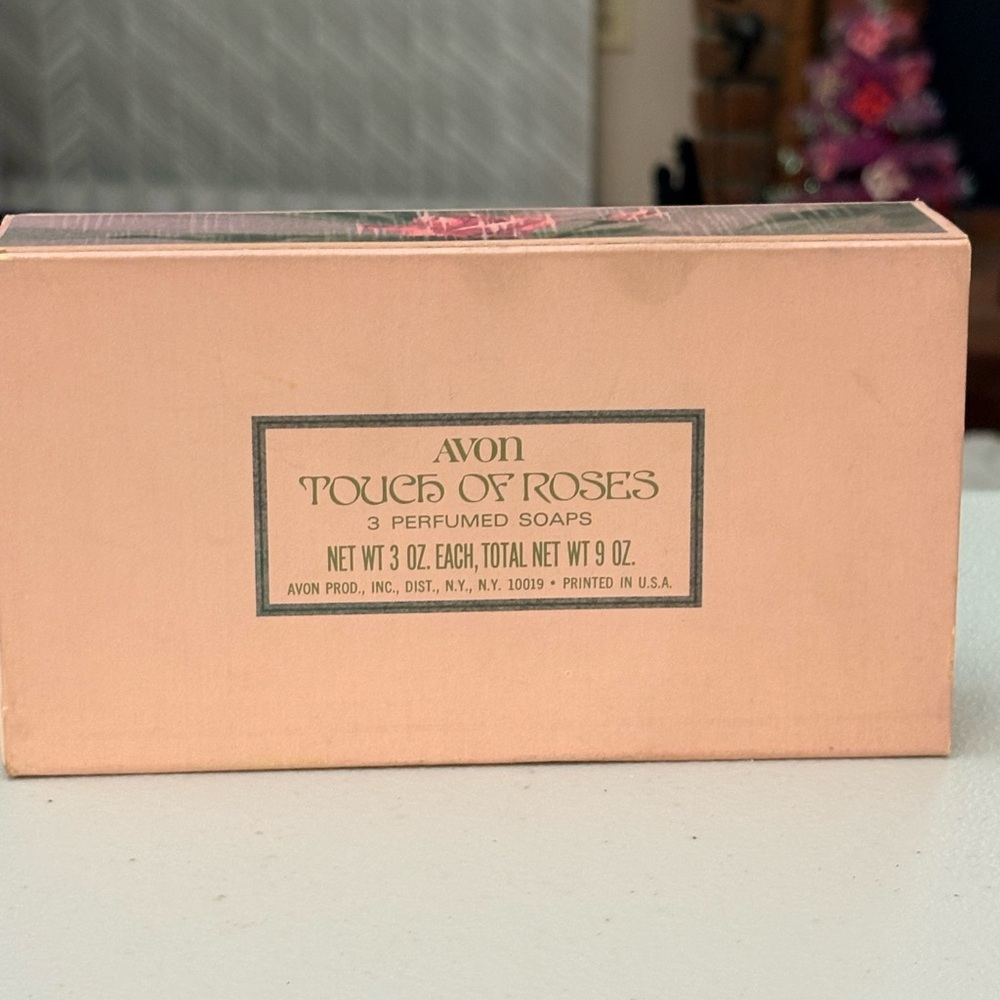 AVON TOUCH OF ROSES - Picture 2 of 6